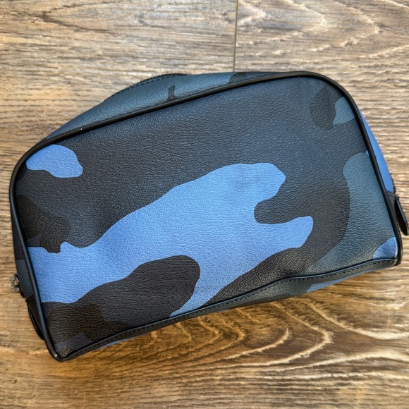 Coach travel kit in blue camo print style no F22545 - Picture 2 of 6